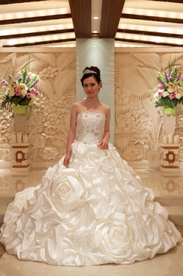 大きなバラの迫力なデザイン ドレス詳細 Bridesウエディングドレス